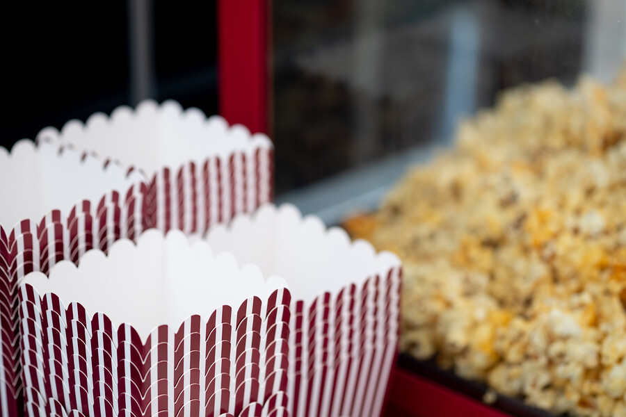 Mit einer Popcornmaschine Snacks wie im Kino genießen