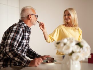 Wie zeigt ein introvertierter Mann Interesse