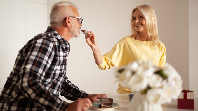 Wie zeigt ein introvertierter Mann Interesse